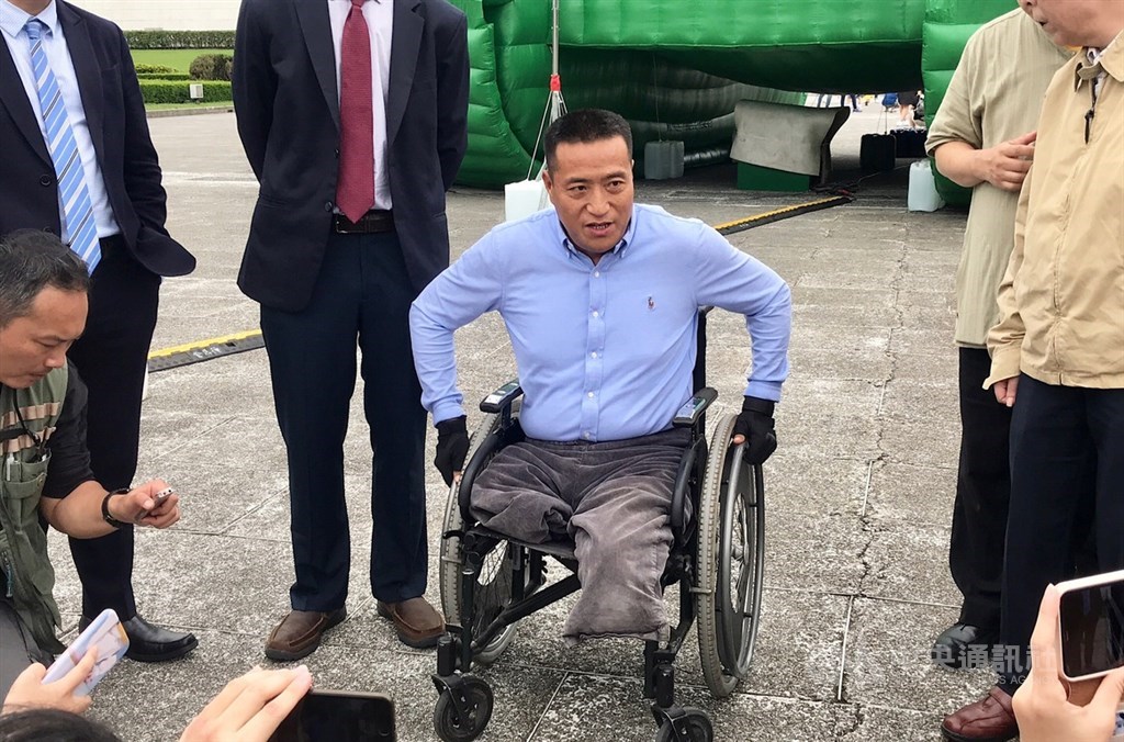 適逢六四天安門事件30週年,中正紀念堂廣場目前正舉行「坦克人」裝置藝術展,重現當年事件場景。在六四事件中遭坦克碾斷雙腿的民運人士方政(中)21日也到場參觀,並重述當年事發經過。中央社記者吳翊寧攝 108年5月21日