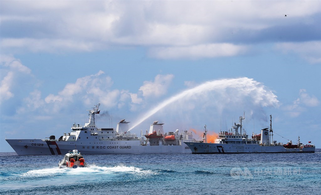 海洋委員會海巡署21日在南沙太平島海域舉行「南援四號」人道救援演練,模擬小型客機迫降太平島海域,與漁船發生擦撞,海巡署艦艇噴灑水柱,協助漁船滅火。中央社記者張皓安攝 108年5月21日