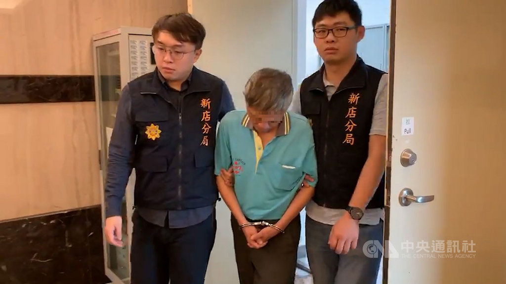 57歲伍姓男子長期遊走於全台各大醫院行騙,向患者謊稱認識醫院高層,能取得便宜且更有療效的醫材或藥品,藉此騙取金錢,警方20日循線在內湖逮捕伍男,21日依詐欺等罪嫌將伍男移送台北地檢署偵辦。(翻攝畫面)中央社記者王鴻國傳真 108年5月21日