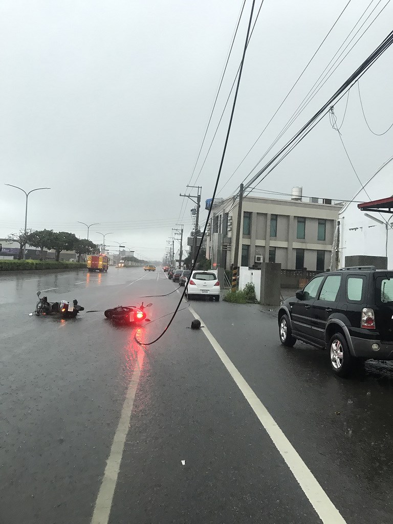 台中市大甲區中山路一條高壓電線20日遭雷擊斷落,周姓男子騎機車經過,當場遭電擊倒地失去生命跡象,經搶救仍陷入昏迷。(翻攝照片)中央社記者管瑞平傳真 108年5月20日