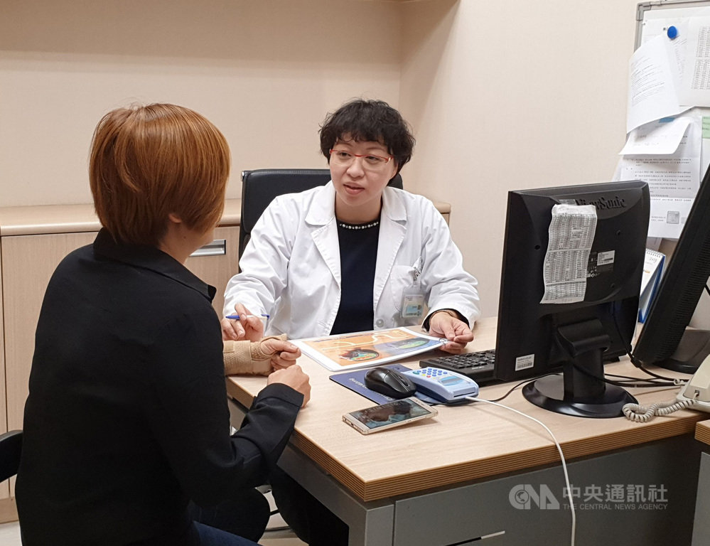 書田診所精神科主任醫師施佳佐(右)表示,憂鬱症可被治療,親友應先有正確認知,不要否認或誤會在裝病。如果想勸患者就醫,親友的態度最為關鍵。圖為看診示意圖。中央社記者陳偉婷攝 108年5月21日