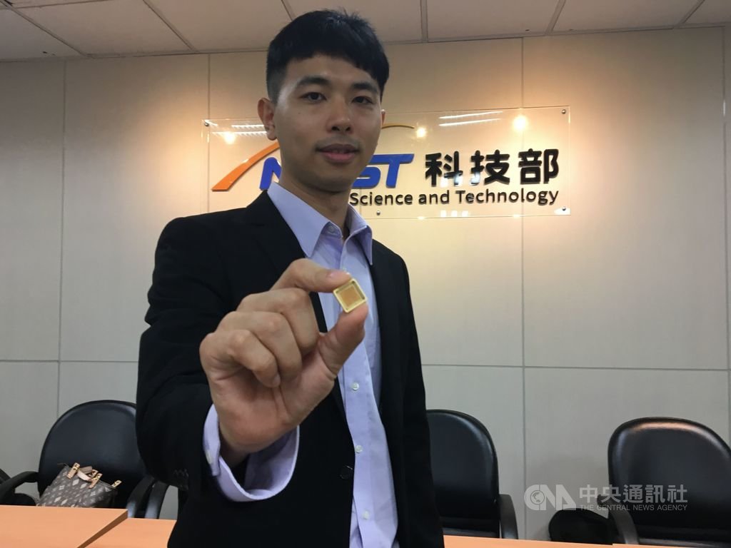 成大團隊耗時2年,在記憶體材料鐵酸鉍研究有重大突破,團隊利用光學技術讓記憶體體積大幅縮小,研究成果也刊登在國際頂尖期刊「自然材料」(Nature Materials)。中央社記者蔡芃敏攝 108年5月22日