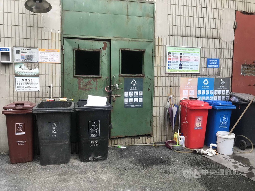 上海7月1日將強制垃圾分類,但許多老社區仍徒具形式,沒有認真宣導。中央社記者翟思嘉上海攝 108年5月22日