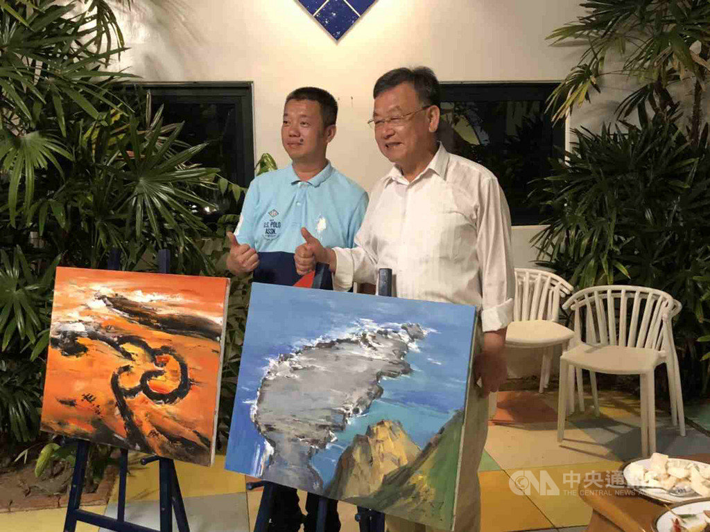 中國大陸福建廈門著名油畫家黃大刀(左)等人最近抵達澎湖進行旅遊寫生交流,為澎湖推動藝術家駐村創作基地開啟第一步。右為澎湖縣長賴峰偉。(澎湖縣政府提供)中央社 108年5月22日