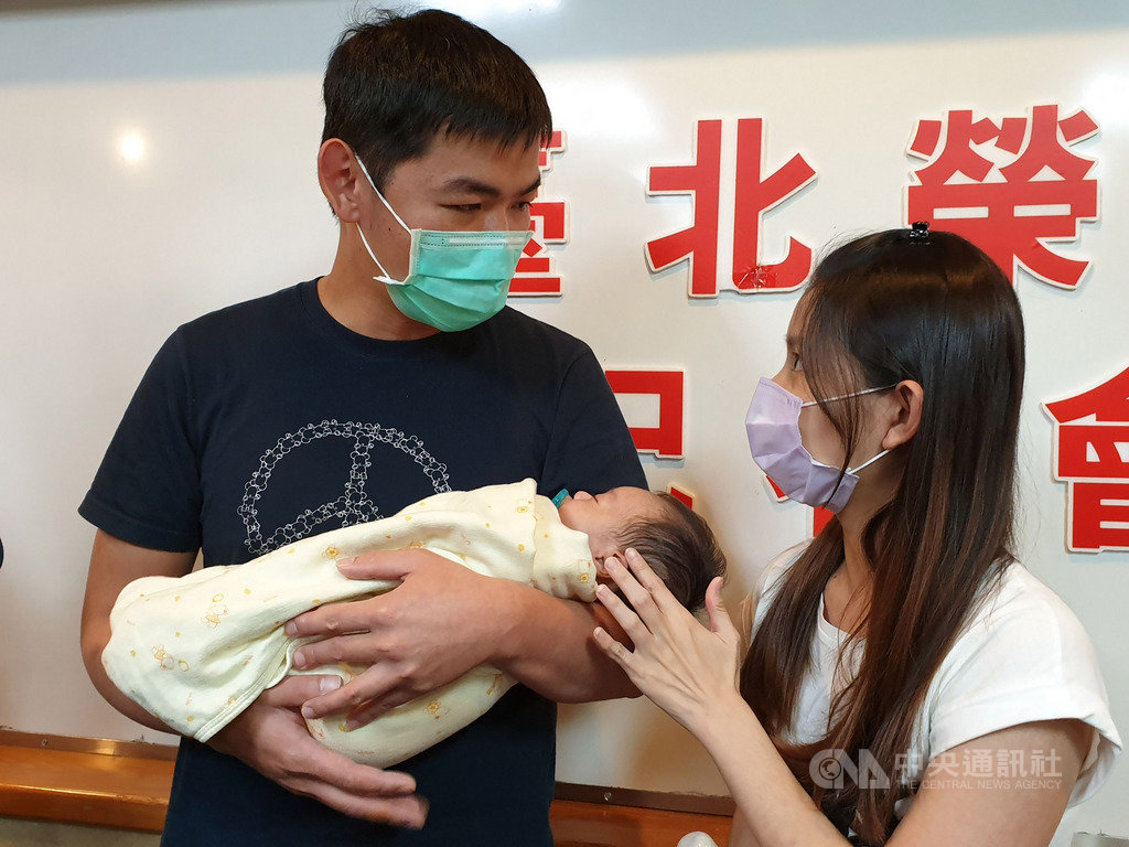 3月間出生的張小弟罹患罕病肝衰竭,急需換肝救命,他的母親(右)在坐月子期間排除萬難,捐肝救子,術後復原良好,近日將可出院返家。中央社記者陳偉婷攝 108年5月22日