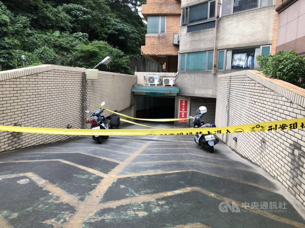 新北市淡水區某社區22日下午驚傳墜樓事件,一名14歲少女墜樓身亡,警方獲報到場封鎖現場偵辦中。(珍惜生命,自殺不能解決問題,生命一定可以找到出路。若需諮商或相關協助可撥生命線專線「1995」或張老師服務專線「1980」。)(翻攝畫面)中央社記者王鴻國傳真 108年5月22日