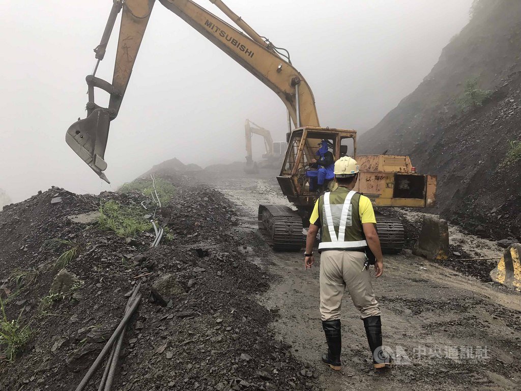 強降雨造成南投縣多條道路毀損,其中以仁愛鄉最嚴重,力行產業道路多處崩塌,縣政府派合約廠商搶修,22日晚間完成搶通作業。(南投縣政府提供)中央社記者蕭博陽南投傳真 108年5月22日