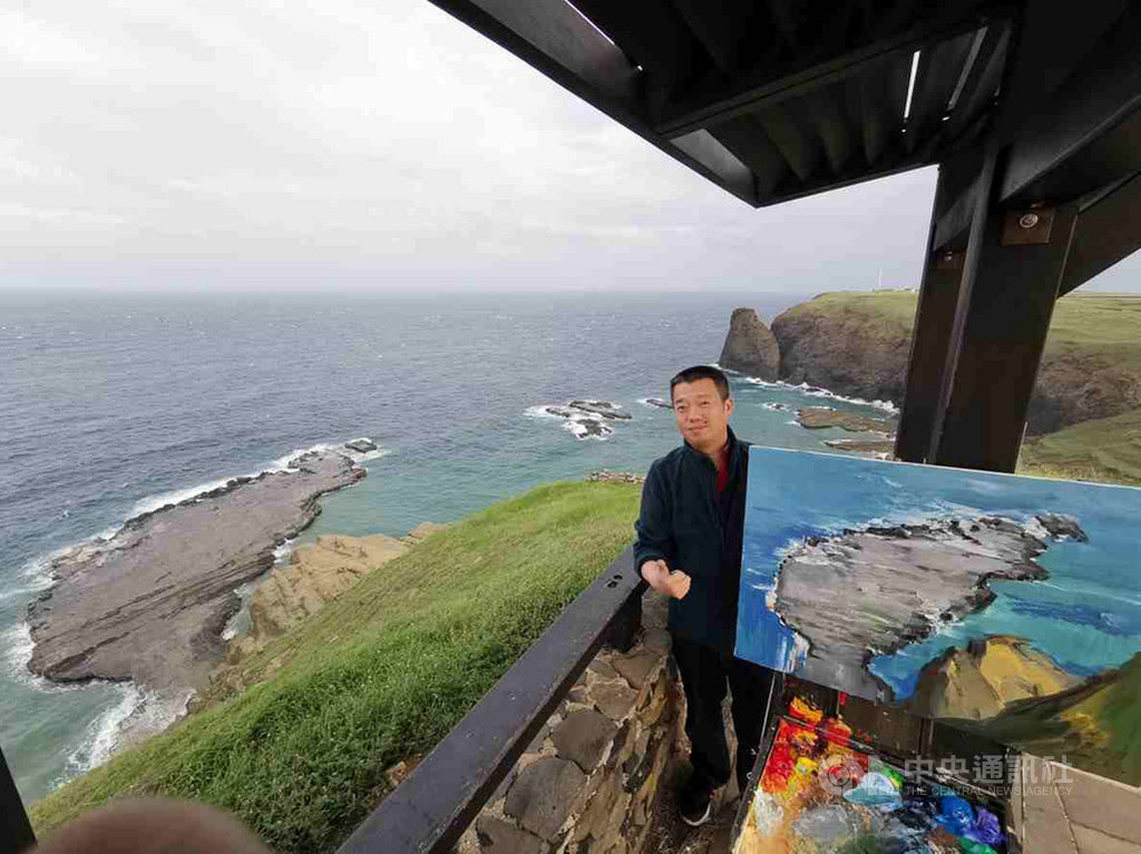 中國大陸福建廈門著名油畫家黃大刀等人最近在澎湖縣政府邀請下抵達澎湖,展開5天的旅遊寫生創作。(澎湖縣政府提供)中央社 108年5月22日