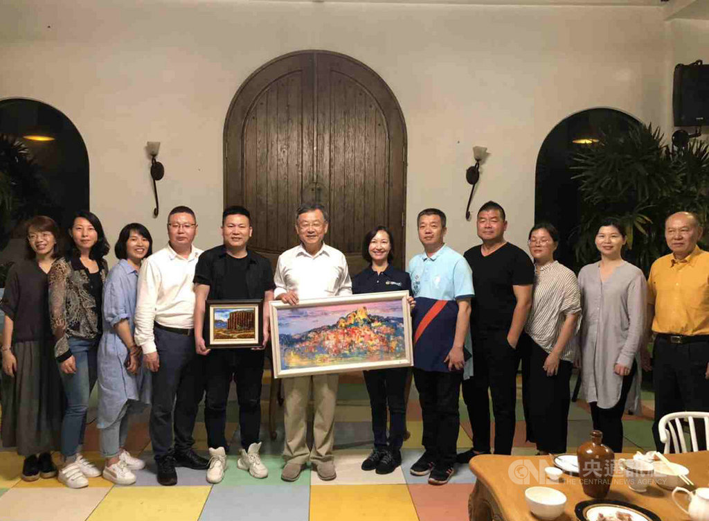 中國大陸福建廈門著名油畫家黃大刀(右5)等人最近在澎湖縣政府邀請下抵達澎湖,展開5天的旅遊寫生創作,為澎湖推動藝術家駐村創作基地開啟第一步。左6為澎湖縣長賴峰偉。(澎湖縣政府提供)中央社 108年5月22日