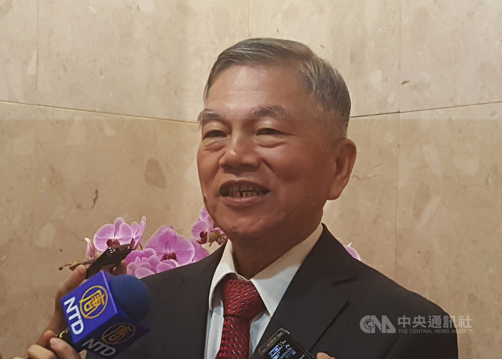 經濟部長沈榮津22日表示,會協助電子五哥等廠商生產基地轉移回台或前往新南向國家,除透過外館洽商提供土地,並藉此機會洽談更新投保協定,保障台商資金。中央社記者廖禹揚攝 108年5月22日