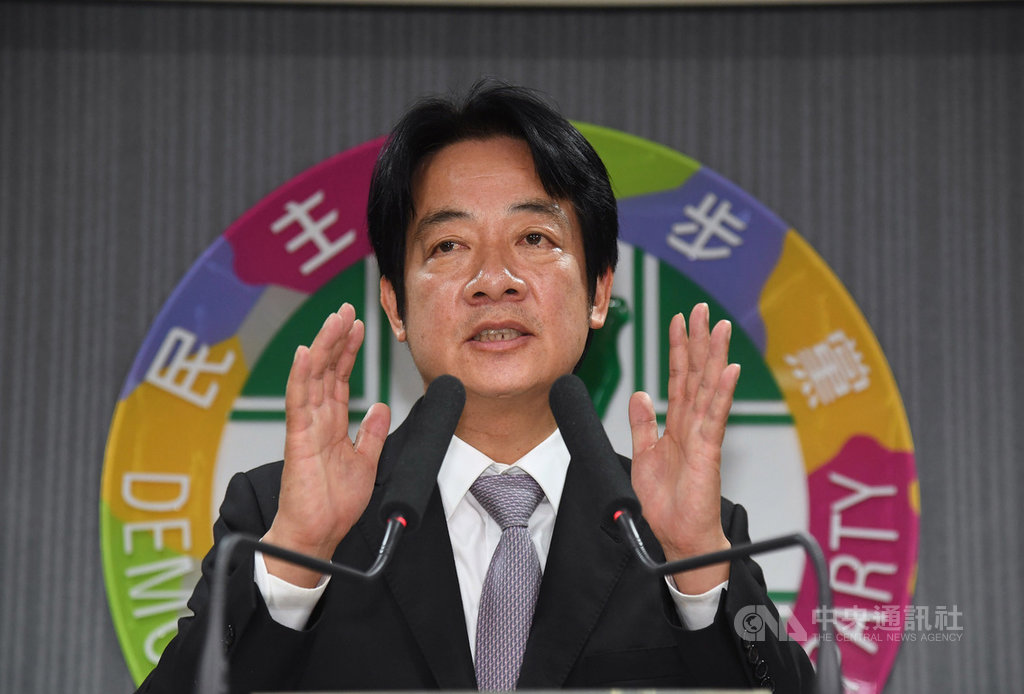 民進黨22日中執會討論總統初選未獲共識。前行政院長賴清德(圖)傍晚現身黨中央,提議讓他、總統蔡英文與高雄市長韓國瑜對比民調,若蔡總統贏韓或他輸韓,他都會無條件支持蔡總統競選連任。中央社記者王飛華攝 108年5月22日