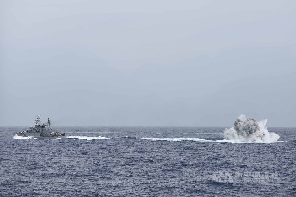 東部海域戰備訓練任務22日清晨舉行,金江艦、湘江艦(圖)各投放2枚深水炸彈執行攻潛,圖為爆炸畫面。中央社記者游凱翔攝 108年5月22日