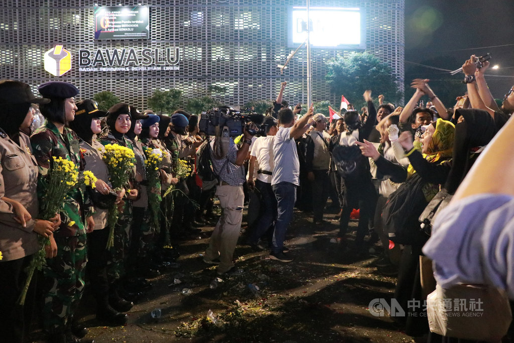不滿印尼總統選舉結果的民眾21日在選舉監督委員會抗議,晚間軍警全副武裝,與群眾對峙,糾察人員上前要求民眾退後,抗議最終和平收場,未發生衝突。中央社記者石秀娟雅加達攝 108年5月22日