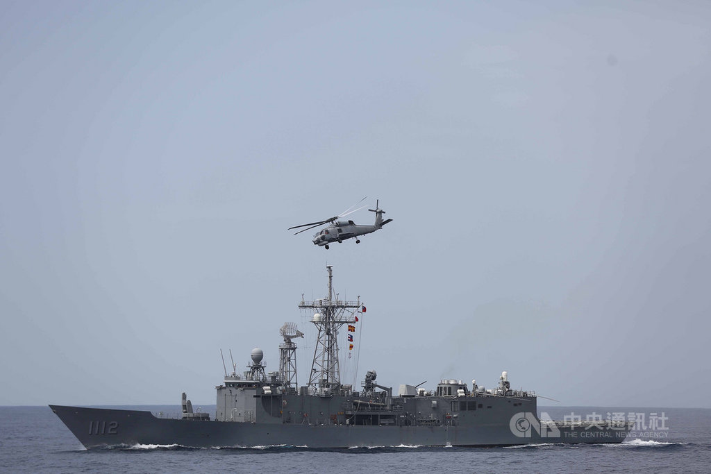 東部海域戰備訓練任務22日清晨舉行,去年11月剛成軍的派里級艦銘傳艦也參與此次任務,其中S-70C反潛直升機也從甲板上出發,執行反潛任務。中央社記者游凱翔攝 108年5月22日