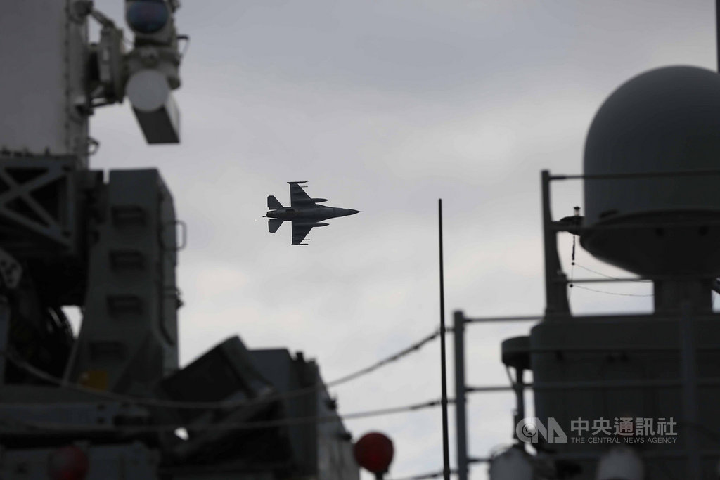 東部海域戰備訓練任務22日清晨舉行,F-16戰機(圖)也執行實彈演習,掠過基隆級左營艦。中央社記者游凱翔攝 108年5月22日