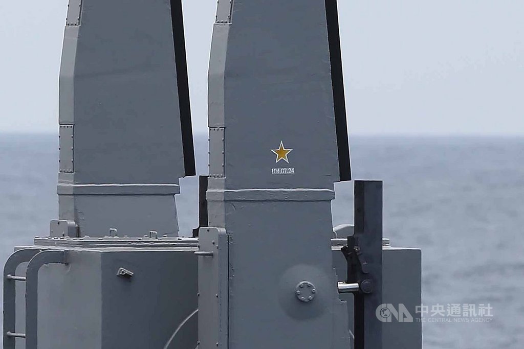 海軍22日在東部海域實施戰備訓,基隆艦上的MK26飛彈發射架上,因104年7月實施精準武器射擊,以標準一型飛彈成功擊落靶機,印有「黃星功標(圖)」。中央社記者游凱翔攝 108年5月22日