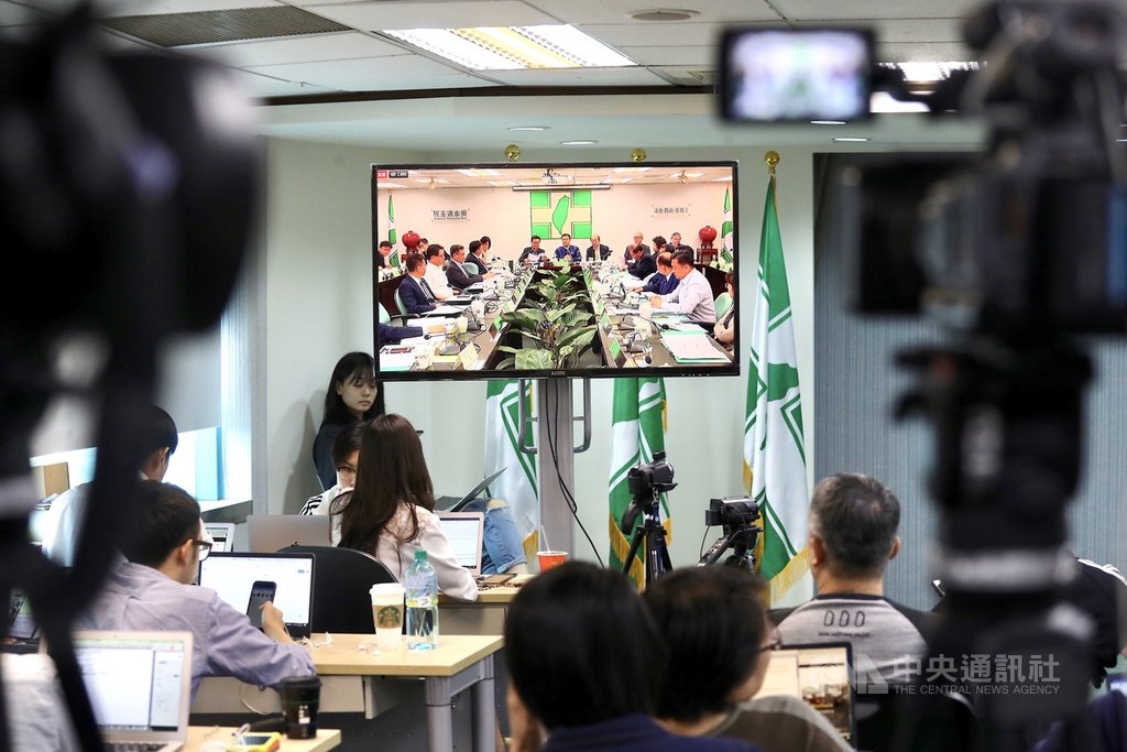 民進黨22日下午舉行中執會,會中討論總統初選議題,中常委王定宇在會議一開始就提出權宜問題,討論總統初選時應直播,獲與會者同意。圖為民進黨中央黨部電視畫面播出直播內容。中央社記者吳翊寧攝 108年5月22日