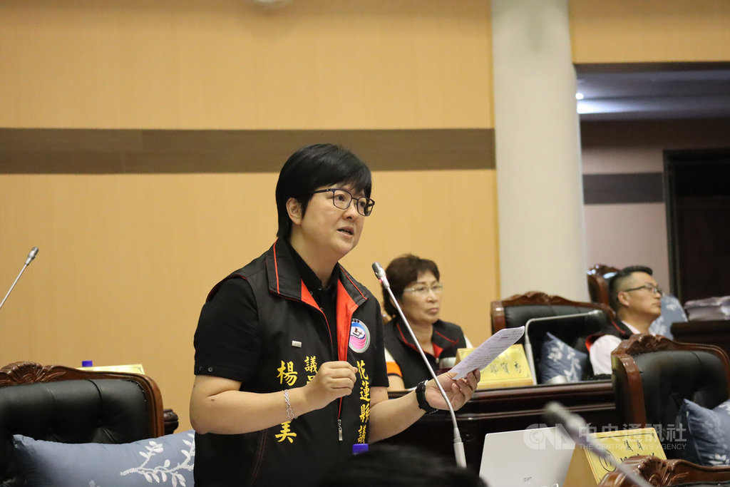 花蓮縣議會第19屆第一次定期大會22日進行縣政總質詢,無黨籍縣議員楊華美(前)表示,環保局曾指垃圾問題不是垃圾本身,而是人民陳抗,盼反思陳抗的理由,呼籲應先建立人民與縣府的信任關係。中央社記者李先鳳攝 108年5月22日