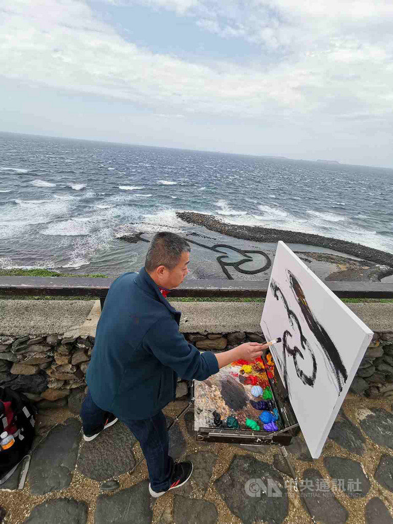 澎湖縣政府推動藝術家駐村,首批中國大陸福建廈門著名油畫家黃大刀等10餘人最近抵達澎湖,進行旅遊寫生交流。(澎湖縣政府提供)中央社 108年5月22日