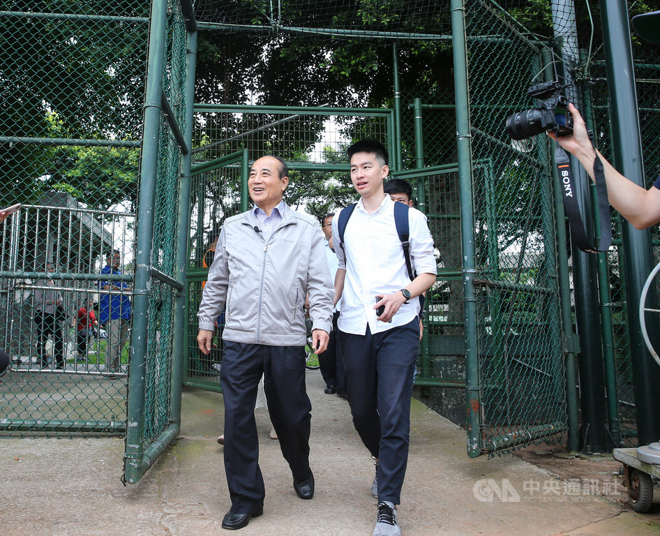 前立法院長王金平(左)22日現身華南金控盃全國少棒錦標賽比賽現場,受訪時對於有國民黨中常委提議,撤銷7名為同婚專法投同意票的立委提名一事表示,王金平說,撤銷提名較嚴重,投完票就過去了,挑起對立也不好。中央社記者謝佳璋攝 108年5月22日