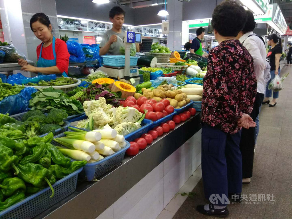 中國的水果鮮菜豬肉等民生食品近來齊上漲,但官方說只是暫時現象。中央社記者翟思嘉上海攝 108年5月23日
