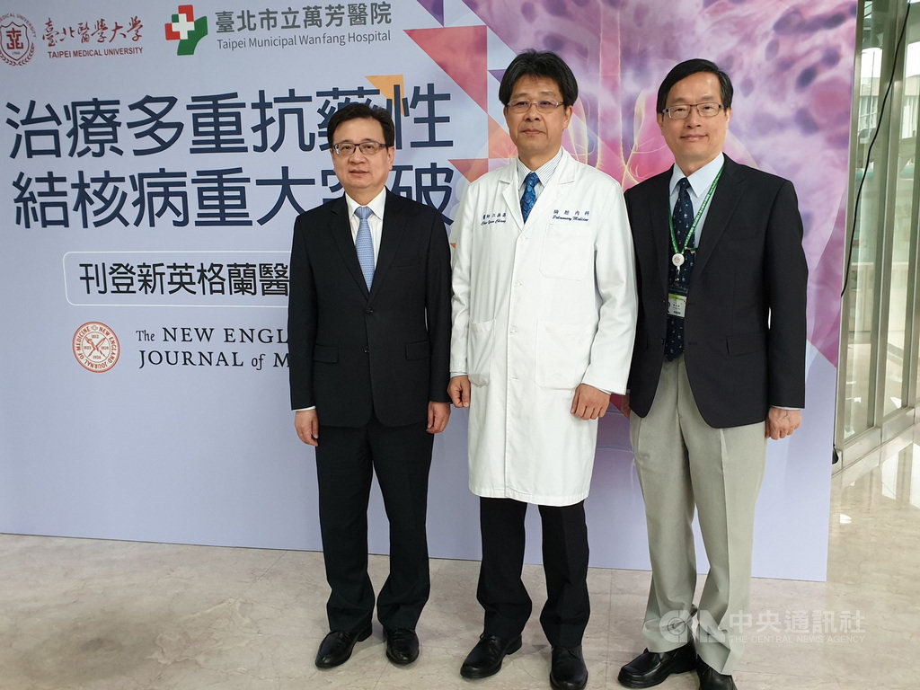 多重抗藥結核病治療困難,病人也常因長療程受苦。台北醫學大學醫學系內科副教授、萬芳醫院胸腔內科主治醫師江振源(中)參與的跨國研究團隊發現,新的藥劑組合可將傳統的20個月療程縮短到9至11個月。中央社記者陳偉婷攝 108年5月23日