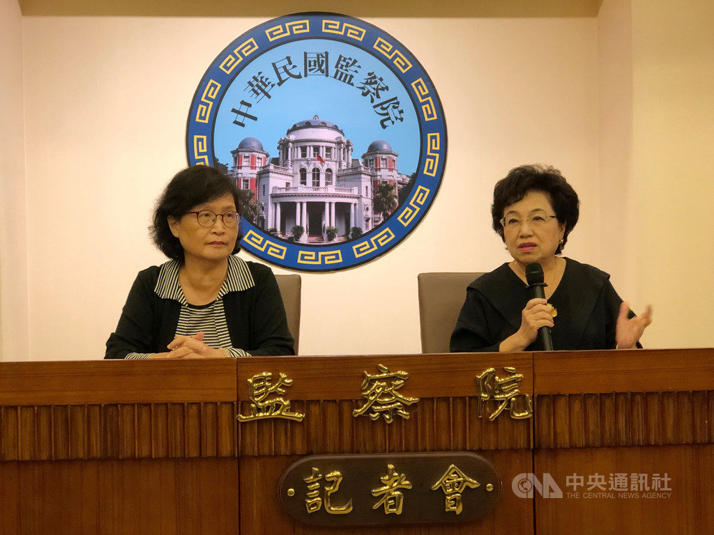監察委員江綺雯(右)、仉桂美23日表示,已故大阪辦事處長蘇啓誠的輕生,與外交部強令提出燕子風災事件檢討報告有重大關聯,至今卻仍無人負責,核有違失。中央社記者王承中攝 108年5月23日