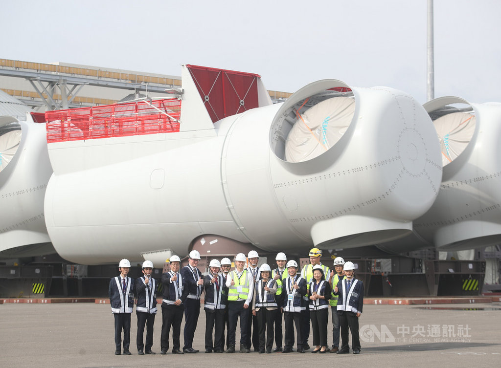 總統蔡英文(前右4)23日到台中視察海洋風電台中施工碼頭,聽取海洋風電團隊簡報,並到碼頭邊實地視察。圖為蔡總統與團隊成員在風力機機艙前合影。中央社記者張新偉攝 108年5月23日