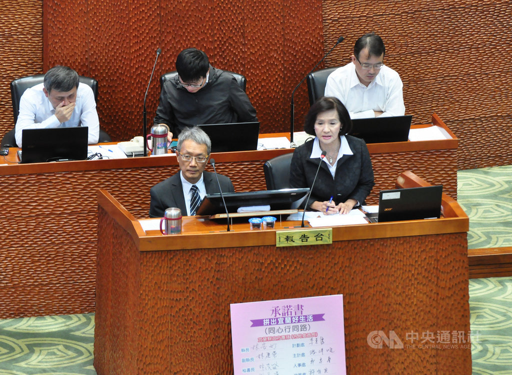 宜蘭縣長林姿妙(前右)23日前往縣議會接受施政總質詢,但她上台時,縣府秘書長林茂盛(前左)也跟著上台,坐在一旁陪備詢。中央社記者沈如峰宜蘭縣攝 108年5月23日