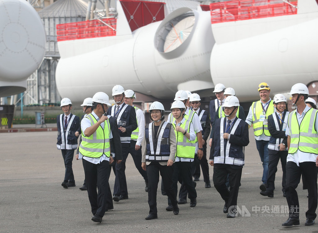 總統蔡英文(前左2)23日到台中視察海洋風電台中施工碼頭,聽取風電團隊簡報,並到碼頭邊視察儲放的風機零組件、港口建設及大型工作船進出情形。中央社記者張新偉攝 108年5月23日