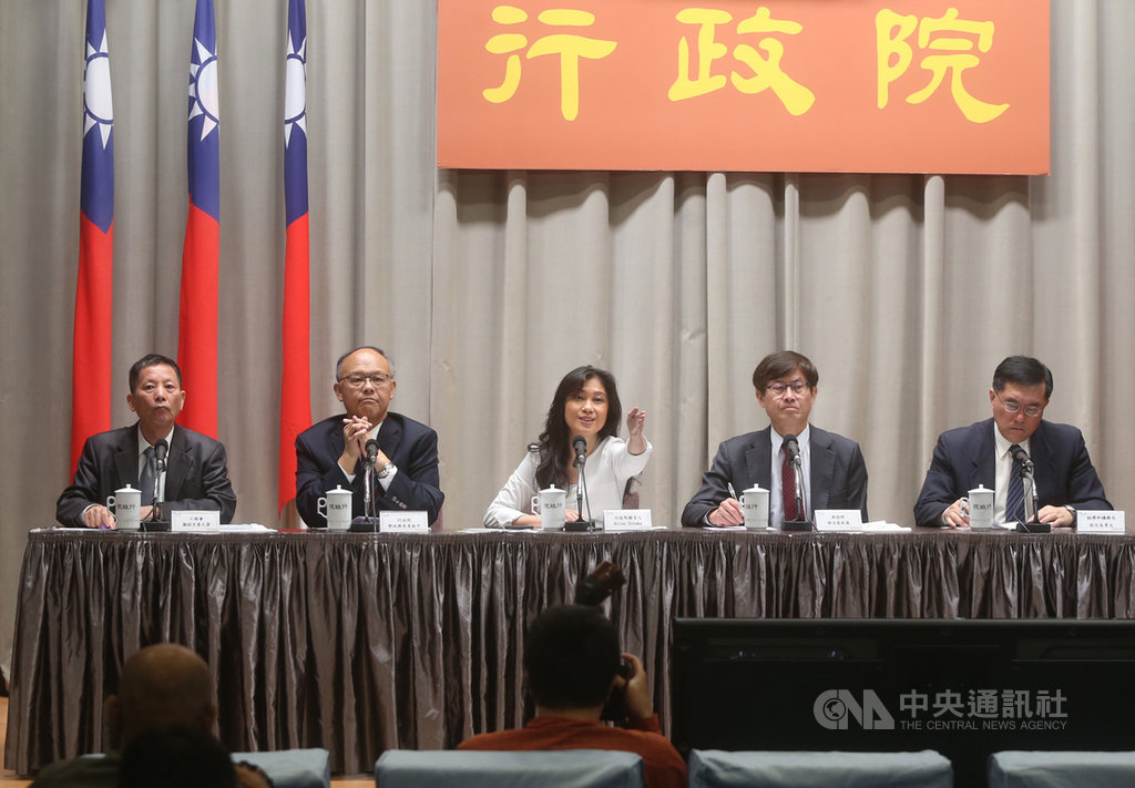 同性婚姻專法將上路,行政院發言人Kolas Yotaka(谷辣斯.尤達卡)(中)23日在院會後記者會,轉達行政院長蘇貞昌指示,政府部門服務的同仁要率先以身做則,對前來辦理結婚登記的新人,不能有任何歧視性言行。中央社記者鄭傑文攝 108年5月23日