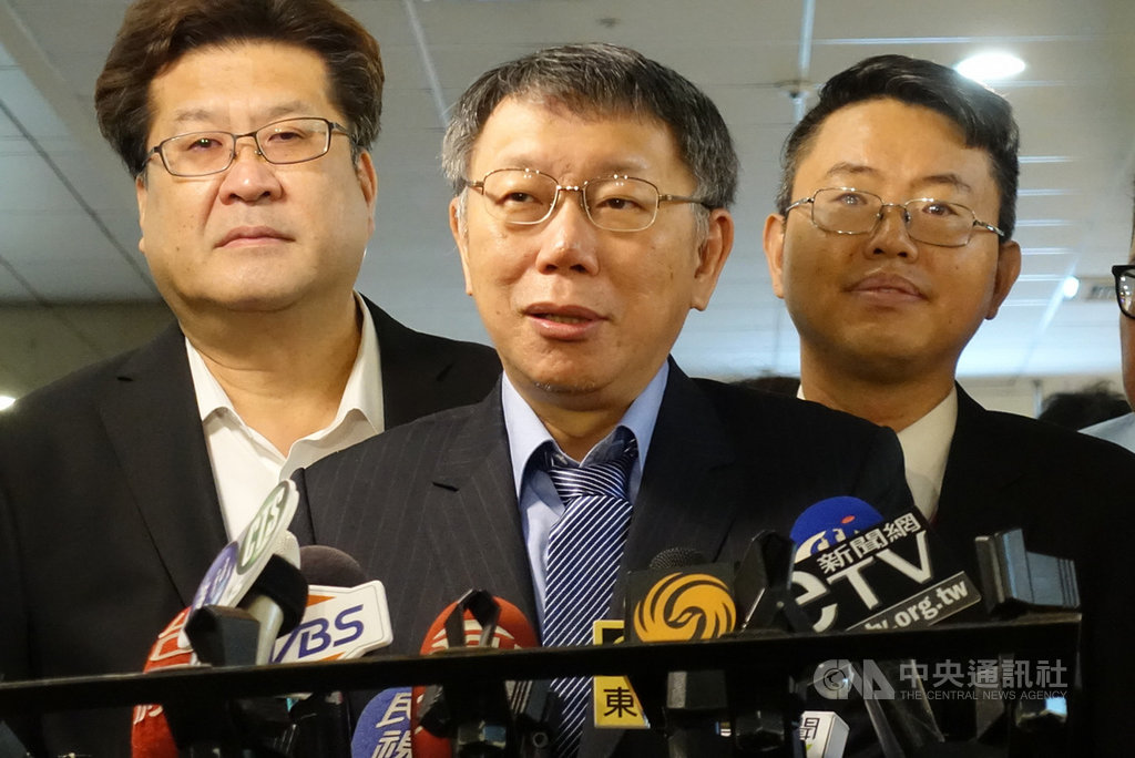 台北市長柯文哲(中)23日啟程赴日,將參訪東京、富山、福島、宮城4城市,並拜訪眾議員岸信夫。柯文哲說,日本與台灣文化地理接近,多處可借鏡,此行拜訪有多重目的。中央社記者梁珮綺攝 108年5月23日