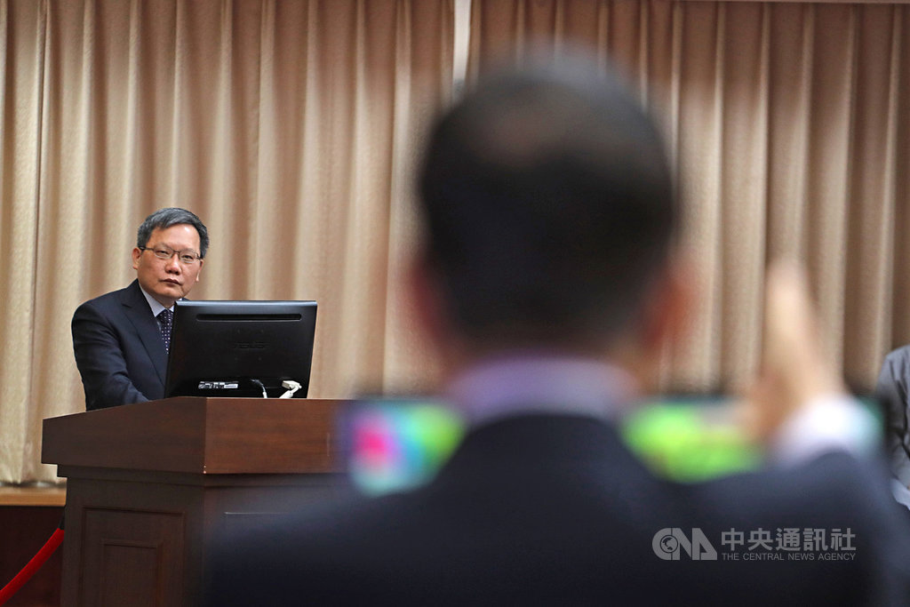 行政院長蘇貞昌指示檢討印花稅存廢,因涉及地方財源,立委要求須有替代財源配套。財政部長蘇建榮(左)23日在立法院表示,會儘速完成研議,若要廢除,以過去經驗,可以編列預算方式補助,未必要改課營業稅或修財劃法。中央社記者裴禛攝 108年5月23日