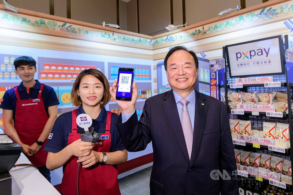 全聯PX Pay將在24日上線,也是首家推出自有支付的連鎖超市。全聯董事長林敏雄(右)表示,PX Pay以少零錢、省時間、更環保、多回饋等特色,希望免除找卡、找零後,能有效解決結帳大排長龍的問題。(全聯提供)中央社記者蔡芃敏傳真 108年5月23日