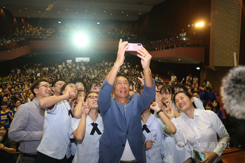 鴻海董事長郭台銘(前)23日應邀前往新竹市曙光女中演講,以「台灣的AI未來」為主題,與學生分享他對人工智慧(AI)技術現況與未來的看法,會後與師生一起自拍。中央社記者魯鋼駿攝 108年5月23日