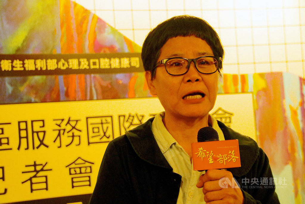 台劇「我們與惡的距離」編劇呂蒔媛23日出席公開活動時表示,和伊甸基金會為劇本內容進行田野調查時,發現許多精障家庭的心情不被社會理解,呼籲民眾別害怕精障課題,多關注才能讓問題得到解決。中央社實習記者謝秉憲攝 108年5月23日