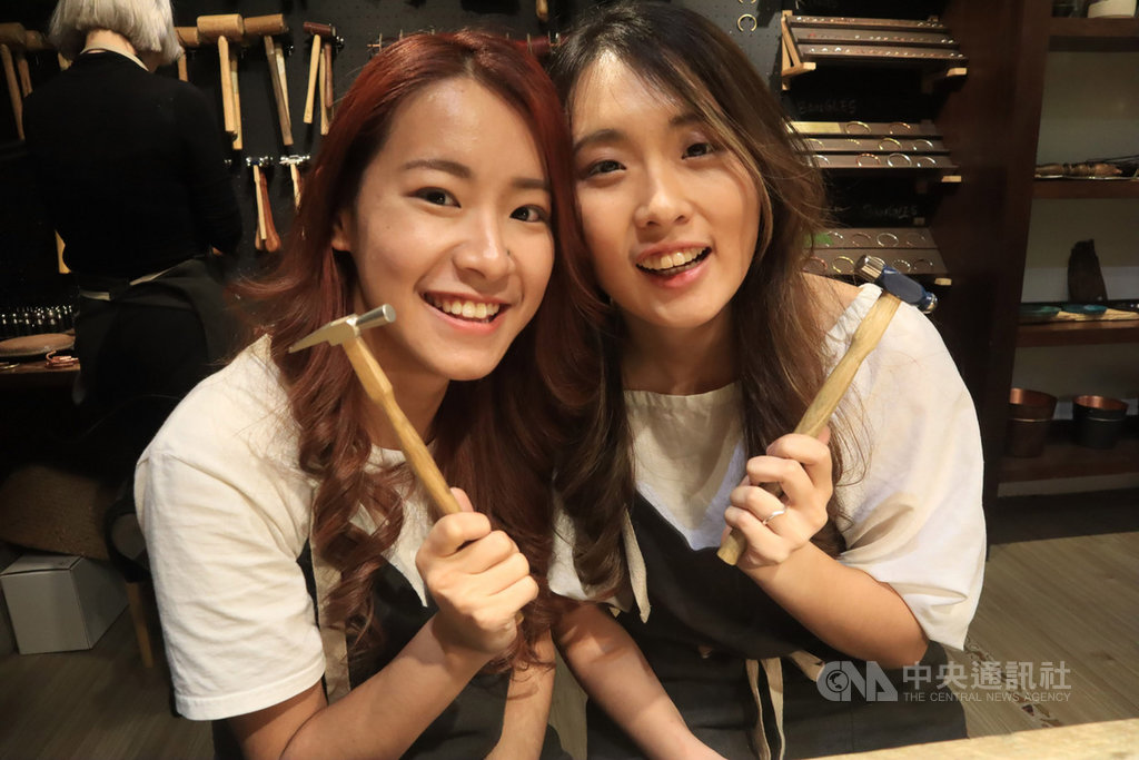 同婚登記24日正式開放,女同性戀網紅「逼逼日記」的歡歡(左)、Amber(右),也將於同日正式登記結婚,兩人還特別抽空打造手環和戒指。(逼逼日記提供)中央社記者鄭景雯傳真 108年5月23日