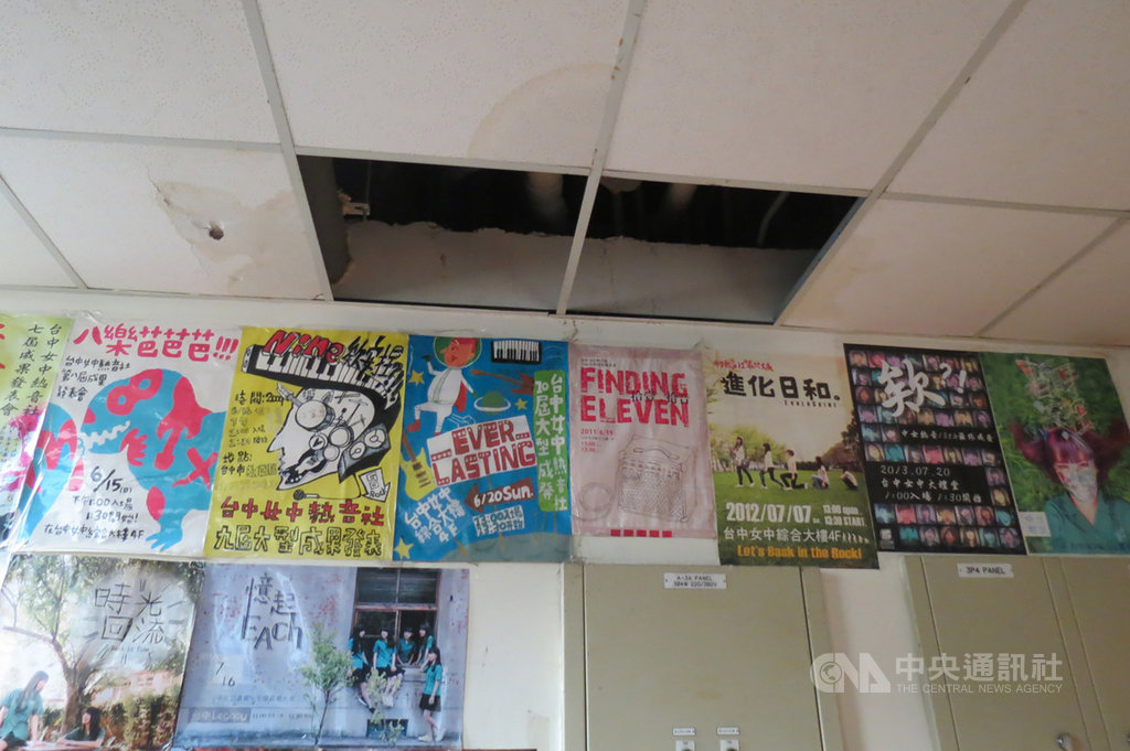 台中日前降下大雨,台中女中綜合大樓社團教室內的輕隔間天花板因雨意外塌陷掉落,2名學生遭砸傷,幸無大礙,損壞處則預計24日可修復完成。中央社記者趙麗妍攝 108年5月23日