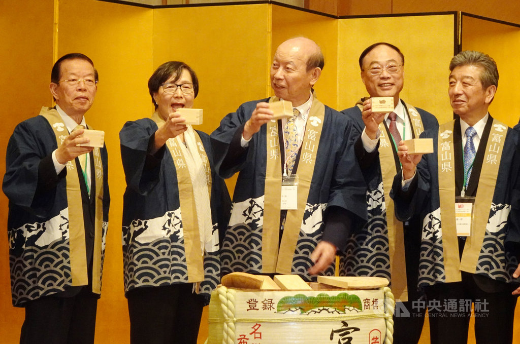 第12屆台日觀光高峰論壇24日在富山登場,23日在富山縣一家飯店舉行歡迎晚會,台灣觀光協會會長葉菊蘭(左2)、駐日代表謝長廷等受歡迎。中央社記者楊明珠富山攝 108年5月23日