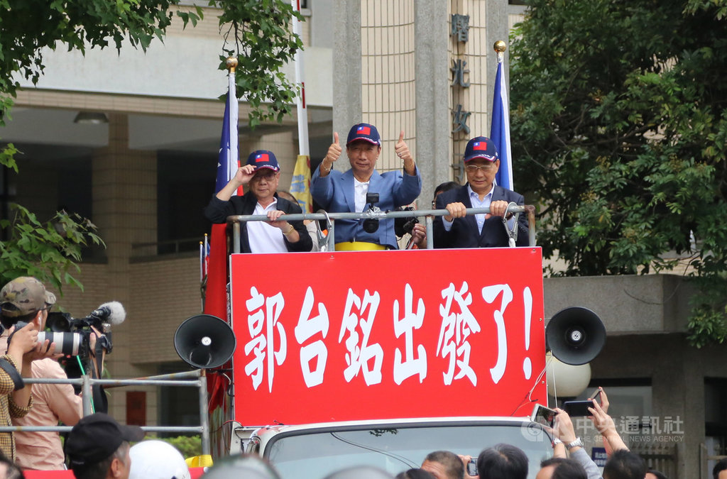 投入中國國民黨總統初選的鴻海董事長郭台銘(中)23日前往新竹市曙光女中演講,會後首次搭上「戰車」掃街。中央社記者魯鋼駿攝 108年5月23日