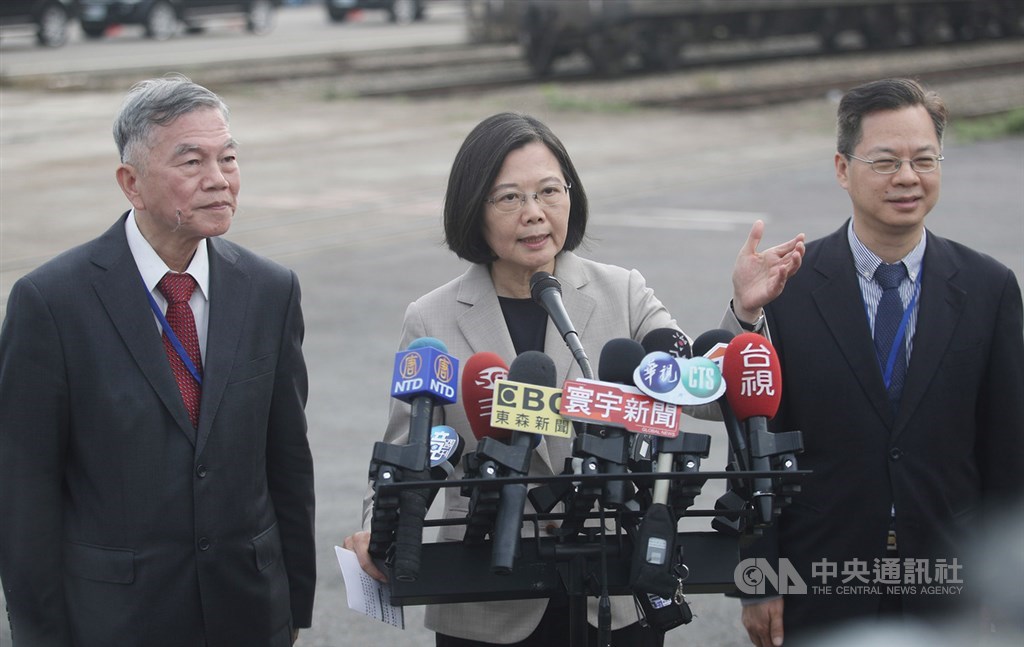 前行政院長賴清德22日提出「贏的策略」,總統蔡英文(中)23日在台中受訪時表示,賴清德於協調期與中執會都沒提出討論,她認為「我們贏就是贏、輸就是輸,沒有所謂讓的問題」。中央社記者張新偉攝 108年5月23日