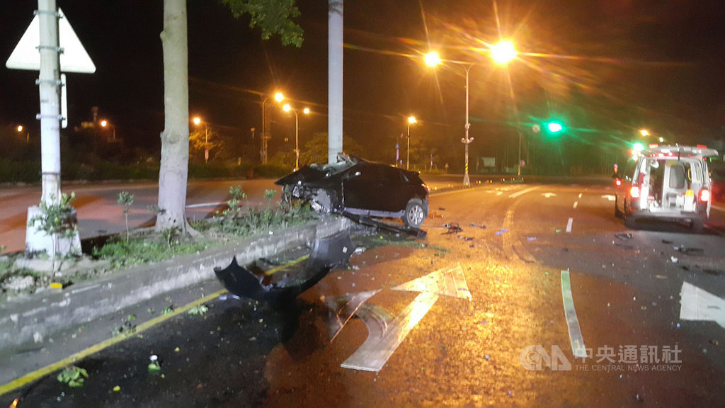 苗栗縣2名16歲少年23日凌晨無照開車出門,行經後龍鎮光華路口,失控衝撞中央分隔島,車輛零件散落在車道上,2名少年分別遭受輕重傷,送醫救治。(翻攝照片)中央社記者管瑞平傳真 108年5月23日