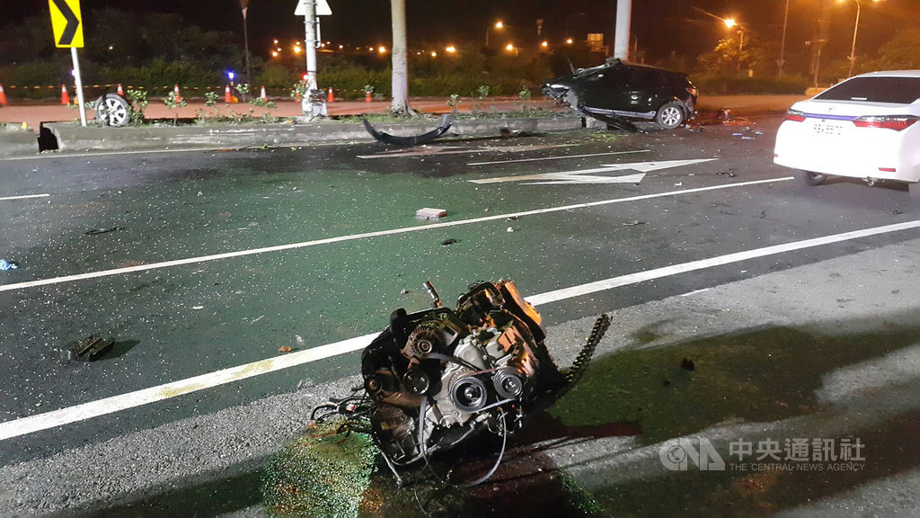 苗栗縣2名16歲少年23日凌晨無照開車出門,行經後龍鎮光華路口,失控衝撞中央分隔島,車輛零件碎裂散落車道,引擎也噴飛,2人分別遭受輕重傷,送醫救治。(翻攝照片)中央社記者管瑞平傳真 108年5月23日