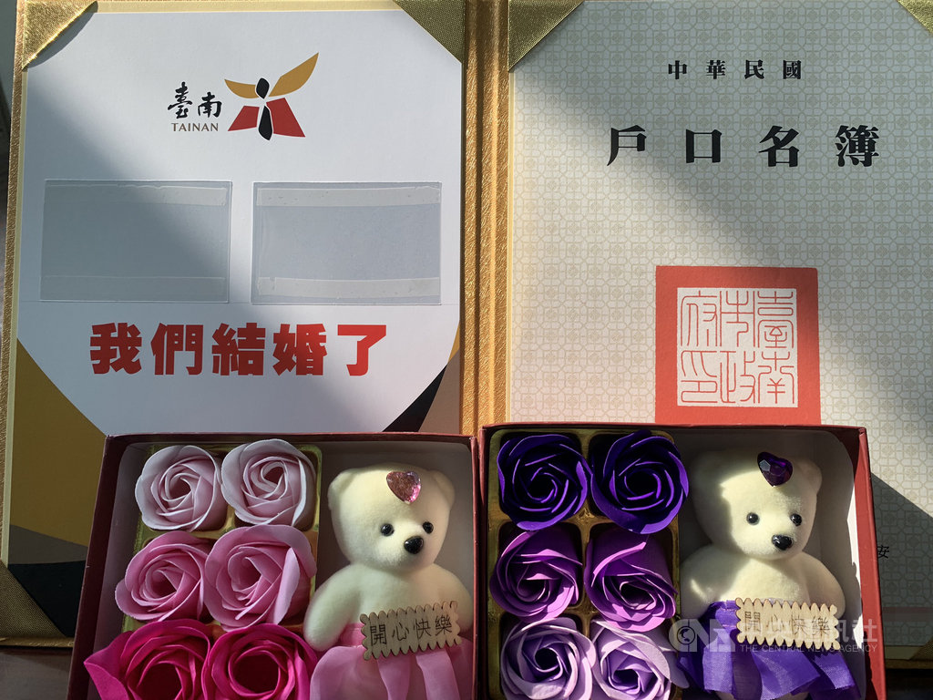 同婚登記首日,台南市永康區戶政所準備貼心小禮物,祝福新人開心快樂。中央社記者張榮祥台南攝 108年5月24日