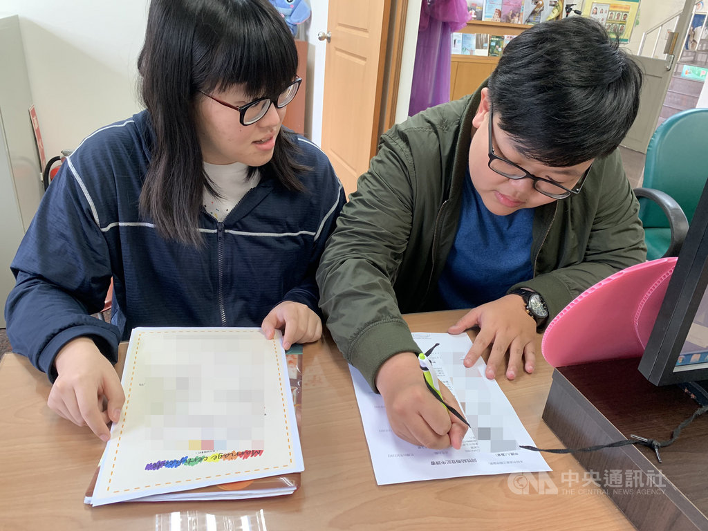 同婚登記24日上路,同性伴侶吳暐樂(左)、岩湘蓁(右)上午一派輕鬆地走進台南市永康戶政事務所,完成結婚登記。中央社記者張榮祥台南攝 108年5月24日