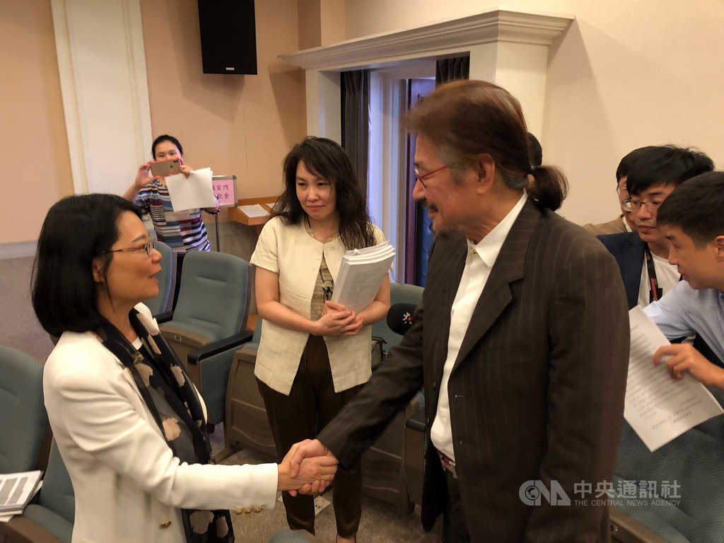 監察委員王美玉(左)今天召開泰源事件真相記者會,前民進黨主席施明德(右)到場旁聽,並與王美玉握手表示感謝。中央社記者王承中攝 108年5月24日