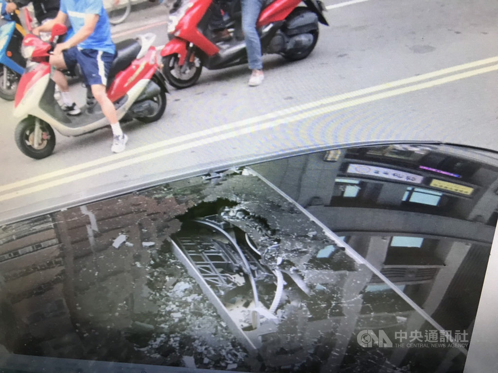 新北市板橋區民族路24日傍晚發生高樓墜落物案件,一輛轎車遭掉落鐵鎚砸穿車頂天窗,所幸後座女童逃過一劫,僅腳部受輕傷。(警方提供)中央社記者黃旭昇新北傳真 108年5月24日