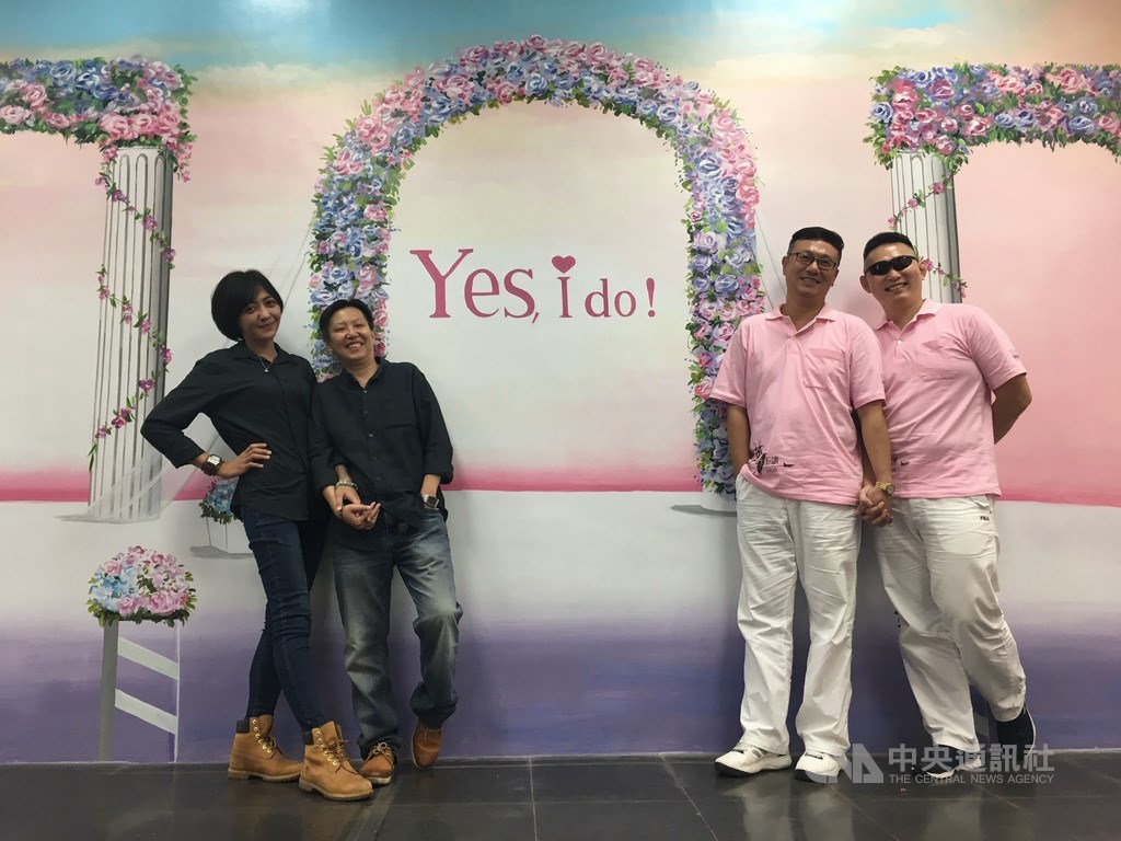 同婚登記首日,屏東市戶政事務所特地在牆面上彩繪花門,讓辦理結婚登記的同性伴侶拍照。中央社記者郭芷瑄攝 108年5月24日