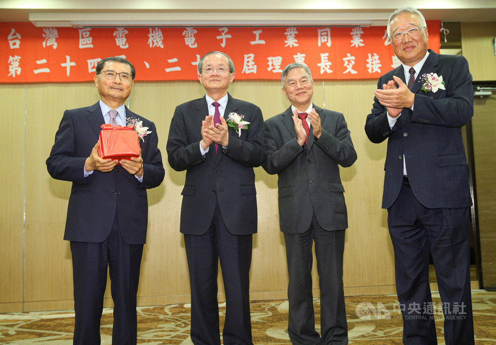 電電公會24日舉行理事長交接典禮,在經濟部長沈榮津(右2)等人見證下,卸任理事長郭台強(右)將印信交接給新任理事長李詩欽(左)後,一起鼓掌祝賀。中央社記者謝佳璋攝 108年5月24日
