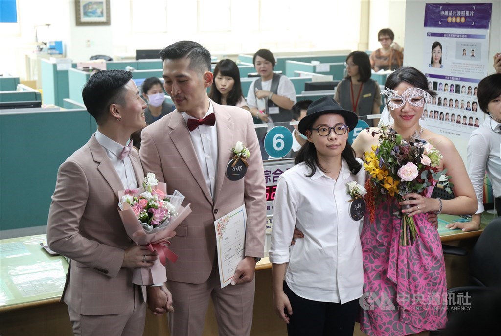 圖文作家厭世姬(前右)、劇作家簡莉穎(前右2)等盛裝出席「亞洲第一同志新人結婚登記記者會」,率先登記。中央社記者裴禛攝 108年5月24日